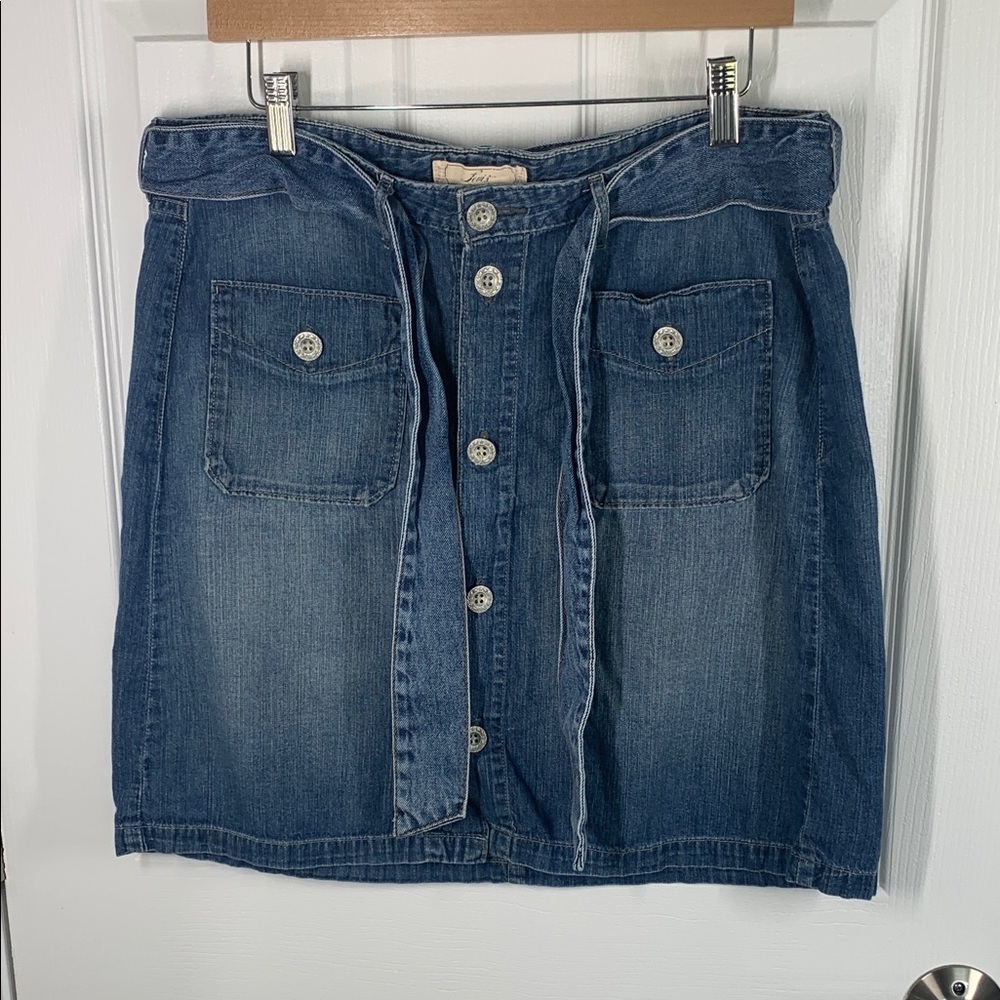 Levi’s button front denim skirt with belt size large